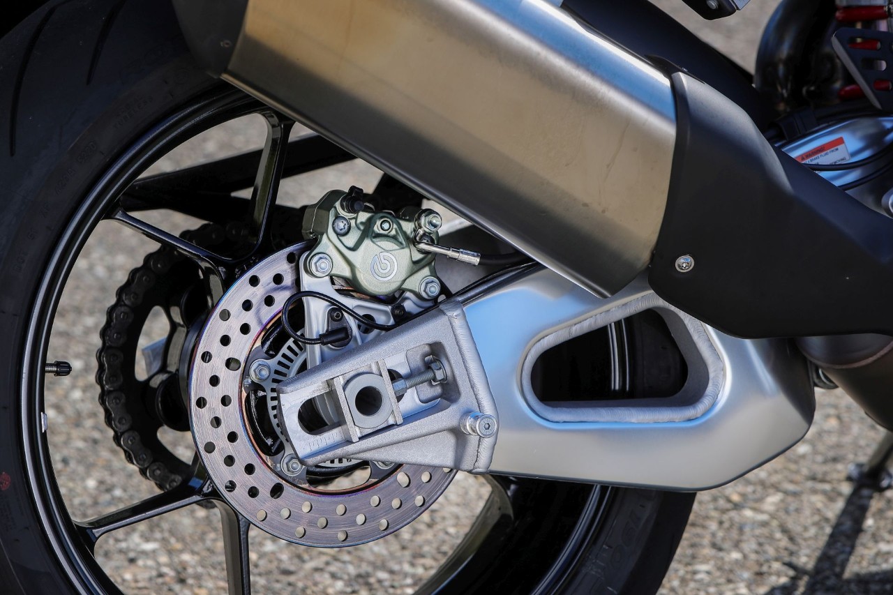 Aprilia Tuono V4 VS KTM 1290 Super Duke GT: la SFIDA delle hypernaked!